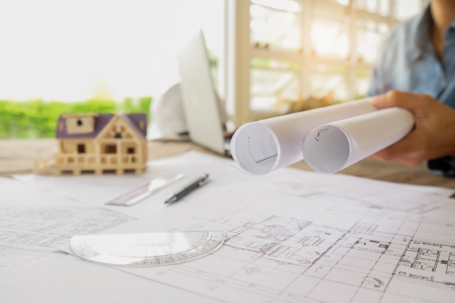 Planos, herramientas de dibujo y preparación de un proyecto de edificación